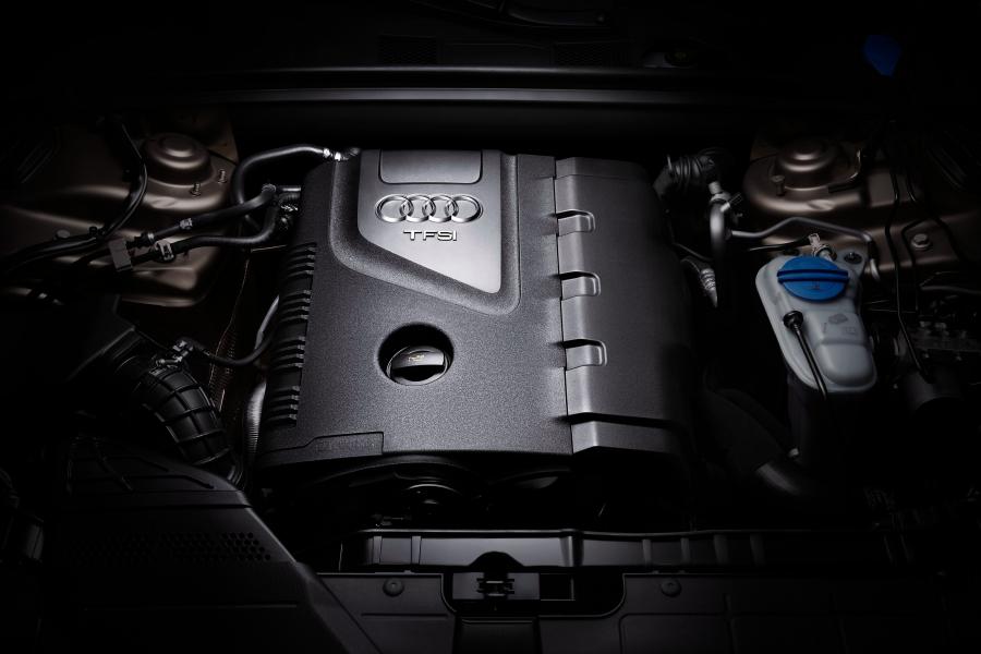 Моторный отсек Audi A4L 40 TFSI Quattro (B8, 8K) 2012 года  (CN) (фото 2 из 2)